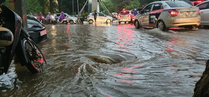 Mưa lớn chiều 17/8 gây ngập cục bộ nhiều tuyến phố Hà Nội - Ảnh 10. Mưa lớn chiều 17/8 gây ngập cục bộ nhiều tuyến phố Hà Nội - Ảnh 10.