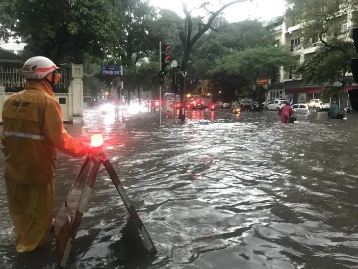 Mưa lớn chiều 17/8 gây ngập cục bộ nhiều tuyến phố Hà Nội - Ảnh 2. Mưa lớn chiều 17/8 gây ngập cục bộ nhiều tuyến phố Hà Nội - Ảnh 2.