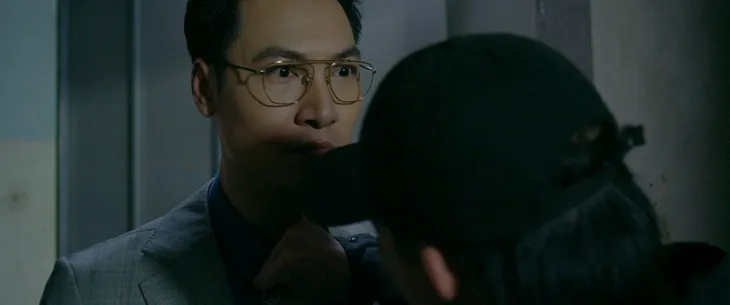 Tình yêu và tham vọng - Tập 46: Hết lần này đến lần khác, Minh xuất hiện rất đúng lúc để cứu Linh - Ảnh 5. Tình yêu và tham vọng - Tập 46: Hết lần này đến lần khác, Minh xuất hiện rất đúng lúc để cứu Linh - Ảnh 5.