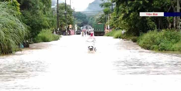 Mưa lũ diện rộng gây thiệt hại lớn cho nhiều địa phương - Ảnh 2. Mưa lũ diện rộng gây thiệt hại lớn cho nhiều địa phương - Ảnh 2.