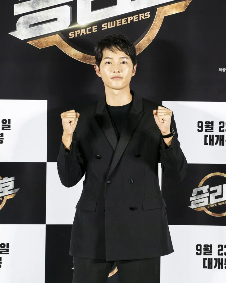 Song Joong Ki lần đầu tiên xuất hiện công khai sau loạt tin đồn tình ái - Ảnh 2. Song Joong Ki lần đầu tiên xuất hiện công khai sau loạt tin đồn tình ái - Ảnh 2.