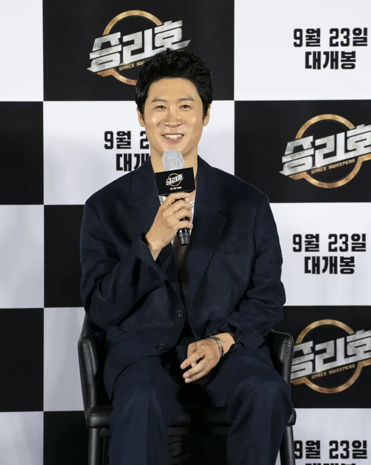 Song Joong Ki lần đầu tiên xuất hiện công khai sau loạt tin đồn tình ái - Ảnh 4. Song Joong Ki lần đầu tiên xuất hiện công khai sau loạt tin đồn tình ái - Ảnh 4.