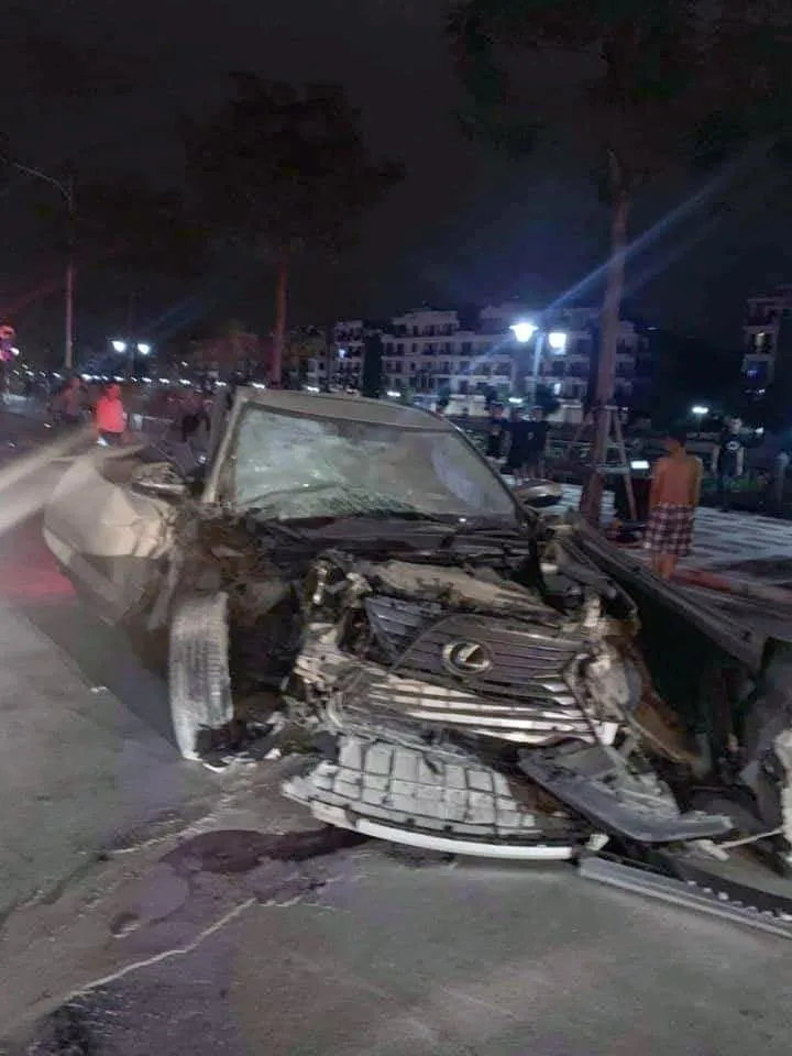 Xe Lexus gây tai nạn liên hoàn, nữ công an phường tử vong - Ảnh 2. Xe Lexus gây tai nạn liên hoàn, nữ công an phường tử vong - Ảnh 2.