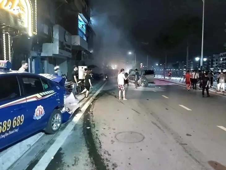 Xe Lexus gây tai nạn liên hoàn, nữ công an phường tử vong - Ảnh 4. Xe Lexus gây tai nạn liên hoàn, nữ công an phường tử vong - Ảnh 4.