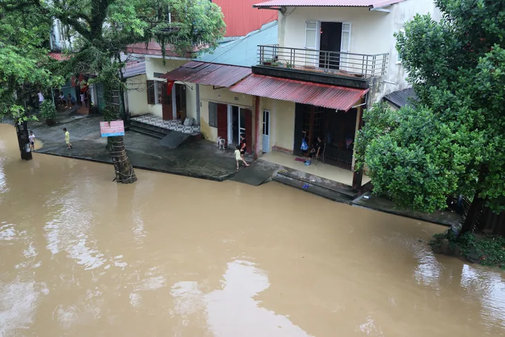 Mưa lớn gây ngập úng cục bộ tại Yên Bái - Ảnh 5. Mưa lớn gây ngập úng cục bộ tại Yên Bái - Ảnh 5.