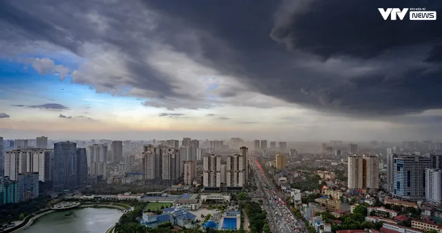 Chùm ảnh: Ngắm nhìn Hà Nội những ngày mưa dông - Ảnh 2. Chùm ảnh: Ngắm nhìn Hà Nội những ngày mưa dông - Ảnh 2.