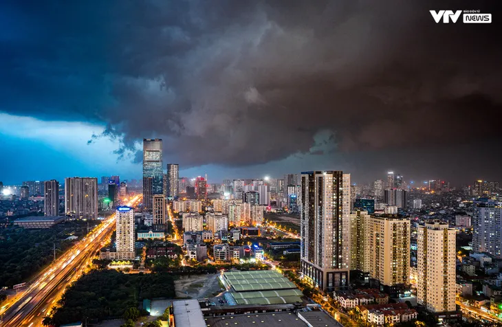 Chùm ảnh: Ngắm nhìn Hà Nội những ngày mưa dông - Ảnh 3. Chùm ảnh: Ngắm nhìn Hà Nội những ngày mưa dông - Ảnh 3.