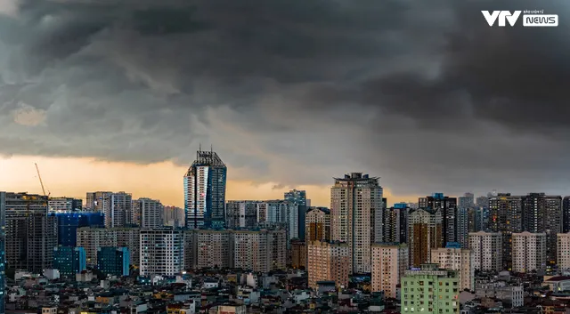 Chùm ảnh: Ngắm nhìn Hà Nội những ngày mưa dông - Ảnh 4. Chùm ảnh: Ngắm nhìn Hà Nội những ngày mưa dông - Ảnh 4.