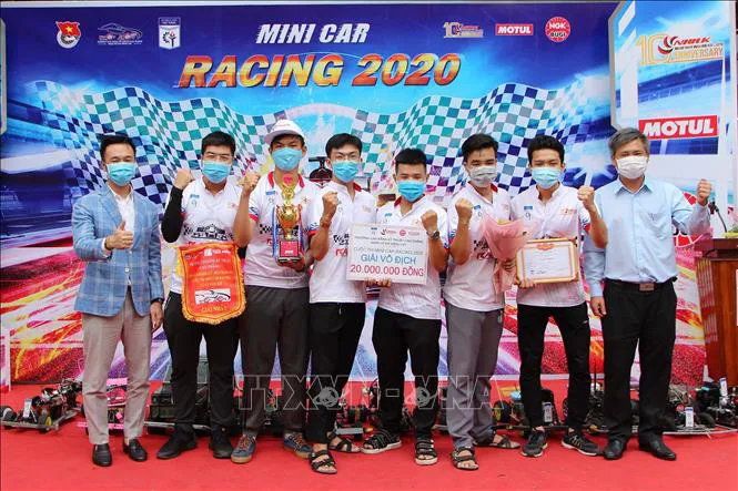Sinh viên chế tạo ô tô mô hình ứng dụng IoT, tranh tài ở TP.HCM - Ảnh 1. Sinh viên chế tạo ô tô mô hình ứng dụng IoT, tranh tài ở TP.HCM - Ảnh 1.