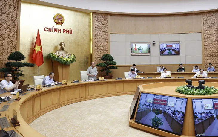 Thủ tướng Nguyễn Xuân Phúc: Bảo vệ sức khỏe nhân dân nhưng không để đổ gãy kinh tế - Ảnh 3. Thủ tướng Nguyễn Xuân Phúc: Bảo vệ sức khỏe nhân dân nhưng không để đổ gãy kinh tế - Ảnh 3.