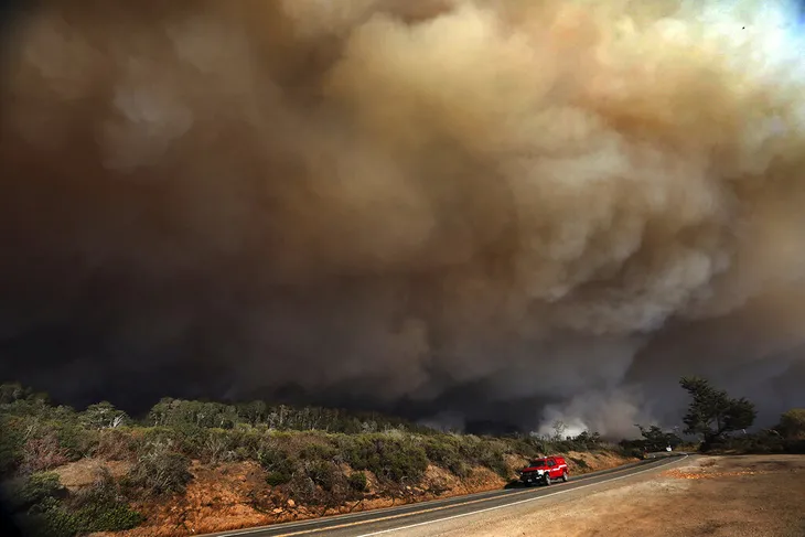 Liên tiếp xảy ra hàng loạt vụ cháy rừng, California (Mỹ) ban bố tình trạng khẩn cấp - Ảnh 3. Liên tiếp xảy ra hàng loạt vụ cháy rừng, California (Mỹ) ban bố tình trạng khẩn cấp - Ảnh 3.