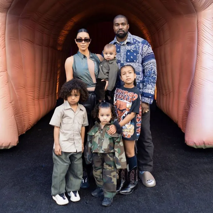 Kanye West sẵn sàng làm hòa với vợ Kim Kardashian - Ảnh 2. Kanye West sẵn sàng làm hòa với vợ Kim Kardashian - Ảnh 2.