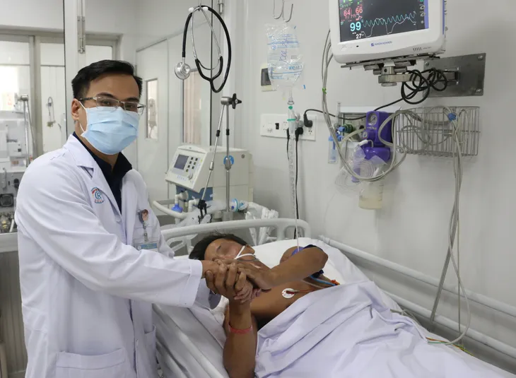 Sức khỏe của người đem cả con rắn hổ mang cắn mình đến bệnh viện giờ ra sao? - Ảnh 1. Sức khỏe của người đem cả con rắn hổ mang cắn mình đến bệnh viện giờ ra sao? - Ảnh 1.