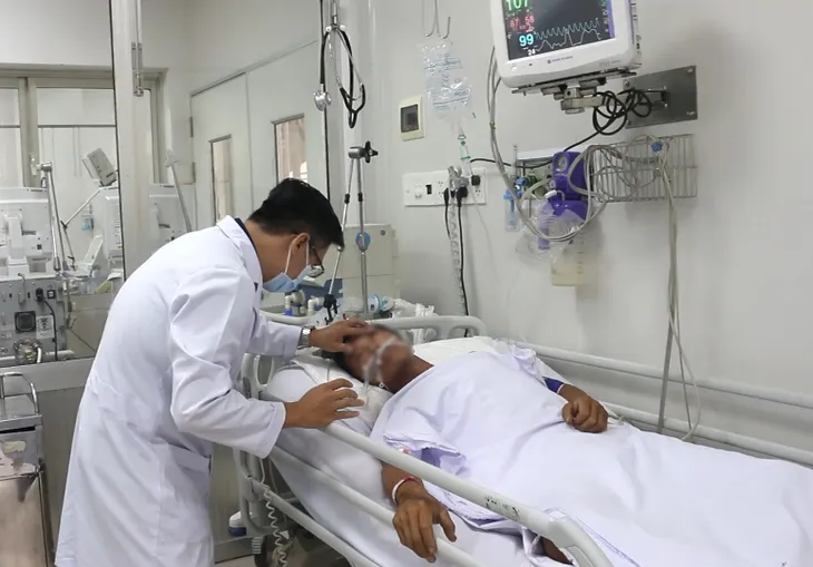 Sức khỏe của người đem cả con rắn hổ mang cắn mình đến bệnh viện giờ ra sao? - Ảnh 2. Sức khỏe của người đem cả con rắn hổ mang cắn mình đến bệnh viện giờ ra sao? - Ảnh 2.