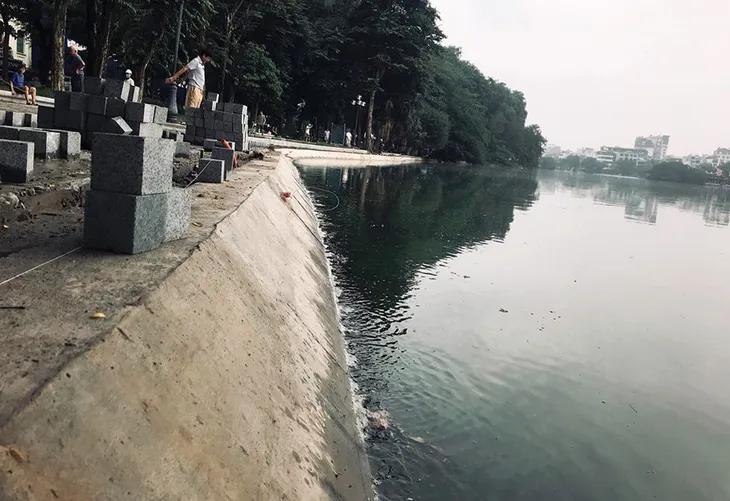 Hoàn thành công trình kè hồ Hoàn Kiếm sau 65 ngày thi công - Ảnh 9. Hoàn thành công trình kè hồ Hoàn Kiếm sau 65 ngày thi công - Ảnh 9.