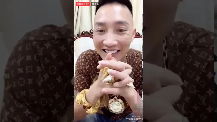 Bôi nhọ cán bộ, thanh niên TP.HCM, Huấn Hoa Hồng bị phạt 7,5 triệu đồng - Ảnh 1. Bôi nhọ cán bộ, thanh niên TP.HCM, Huấn Hoa Hồng bị phạt 7,5 triệu đồng - Ảnh 1.
