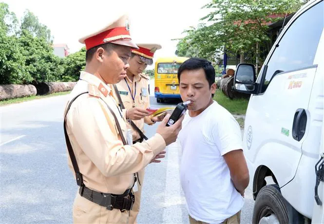 Xử lý vi phạm nồng độ cồn, CSGT phát hiện nhiều trường hợp dương tính với ma túy - Ảnh 1. Xử lý vi phạm nồng độ cồn, CSGT phát hiện nhiều trường hợp dương tính với ma túy - Ảnh 1.