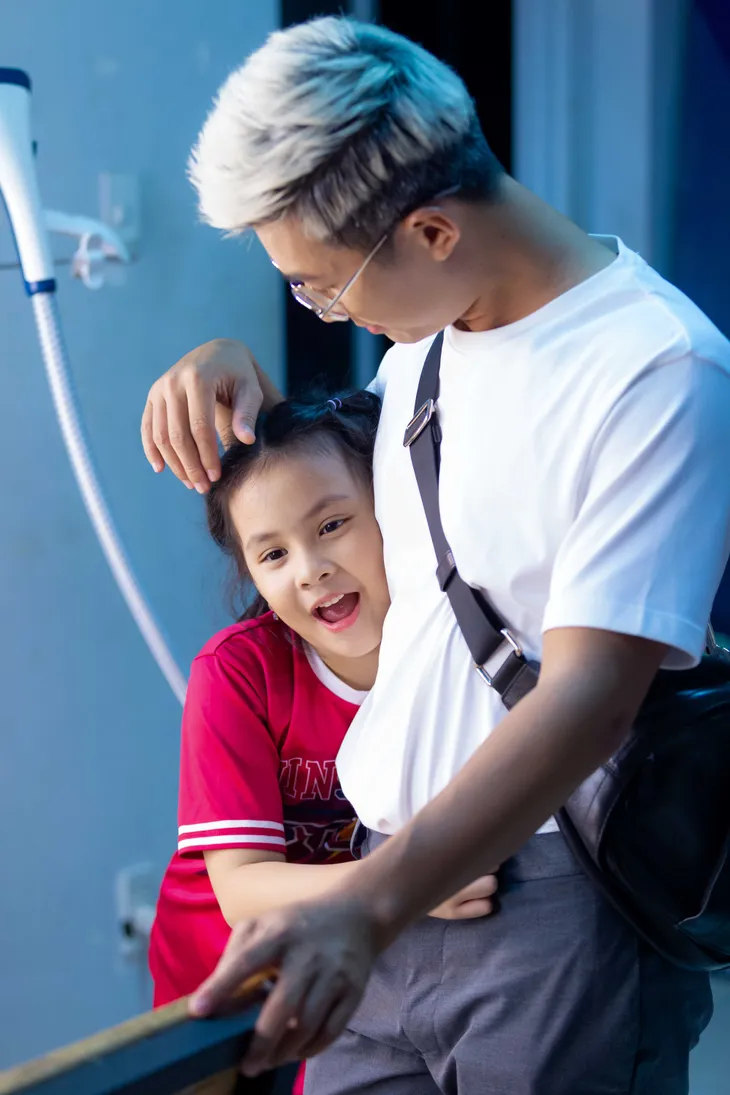 Thiên Vương MTV quấn quýt bên con gái trong hậu trường 100 Triệu 1 phút - Ảnh 4. Thiên Vương MTV quấn quýt bên con gái trong hậu trường 100 Triệu 1 phút - Ảnh 4.