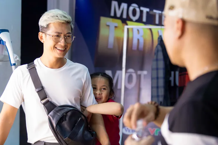 Thiên Vương MTV quấn quýt bên con gái trong hậu trường 100 Triệu 1 phút - Ảnh 2. Thiên Vương MTV quấn quýt bên con gái trong hậu trường 100 Triệu 1 phút - Ảnh 2.
