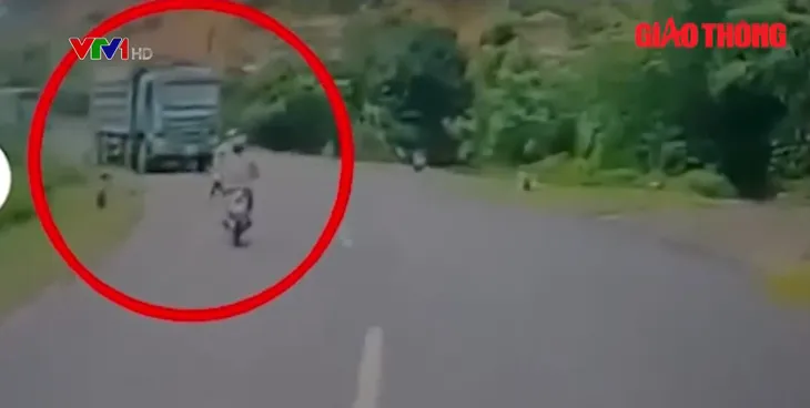 Clip: Cố lấn làn vượt ẩu, người phụ nữ suýt chết thảm dưới bánh xe tải - Ảnh 1. Clip: Cố lấn làn vượt ẩu, người phụ nữ suýt chết thảm dưới bánh xe tải - Ảnh 1.