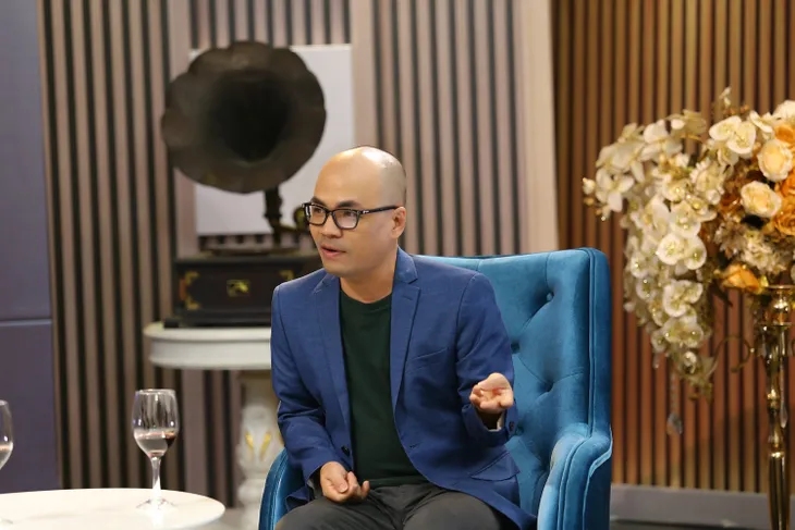 MC Minh Đức tiết lộ ca sĩ bolero không tên tuổi vẫn kiếm gần 1 tỷ đồng mỗi tháng - Ảnh 1. MC Minh Đức tiết lộ ca sĩ bolero không tên tuổi vẫn kiếm gần 1 tỷ đồng mỗi tháng - Ảnh 1.