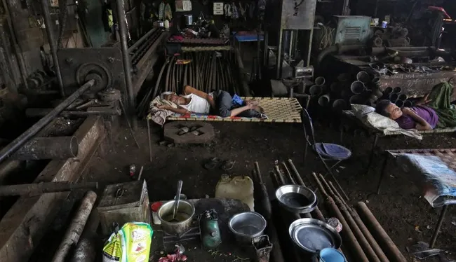 COVID-19 có thể khiến 100 triệu người rơi trở lại vào tình trạng cực kỳ nghèo đói - Ảnh 1. COVID-19 có thể khiến 100 triệu người rơi trở lại vào tình trạng cực kỳ nghèo đói - Ảnh 1.