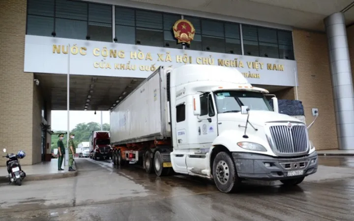 Thanh long được “đặc cách” xuất qua cửa khẩu Lào Cai - Ảnh 2. Thanh long được “đặc cách” xuất qua cửa khẩu Lào Cai - Ảnh 2.