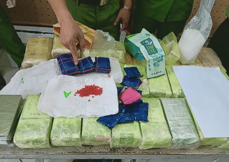 Phá 2 chuyên án, bắt 2 đối tượng mua bán hơn 43kg ma túy - Ảnh 4. Phá 2 chuyên án, bắt 2 đối tượng mua bán hơn 43kg ma túy - Ảnh 4.