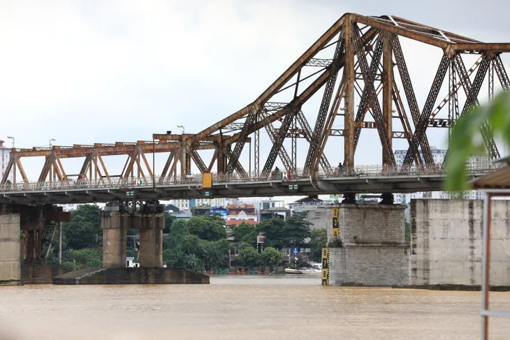 Mực nước sông Hồng lên nhanh, nguy cơ ngập lụt vùng trũng và bãi bồi - Ảnh 3. Mực nước sông Hồng lên nhanh, nguy cơ ngập lụt vùng trũng và bãi bồi - Ảnh 3.