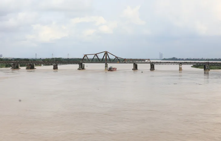 Mực nước sông Hồng lên nhanh, nguy cơ ngập lụt vùng trũng và bãi bồi - Ảnh 7. Mực nước sông Hồng lên nhanh, nguy cơ ngập lụt vùng trũng và bãi bồi - Ảnh 7.