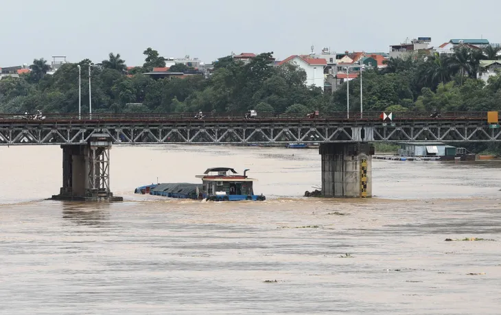 Mực nước sông Hồng lên nhanh, nguy cơ ngập lụt vùng trũng và bãi bồi - Ảnh 8. Mực nước sông Hồng lên nhanh, nguy cơ ngập lụt vùng trũng và bãi bồi - Ảnh 8.