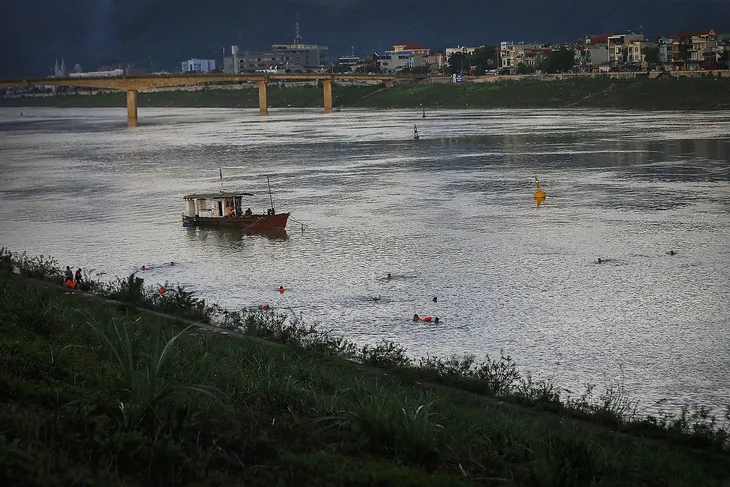 Đang trong mùa lũ, người dân Hòa Bình vẫn đua nhau tắm sông Đà - Ảnh 7. Đang trong mùa lũ, người dân Hòa Bình vẫn đua nhau tắm sông Đà - Ảnh 7.