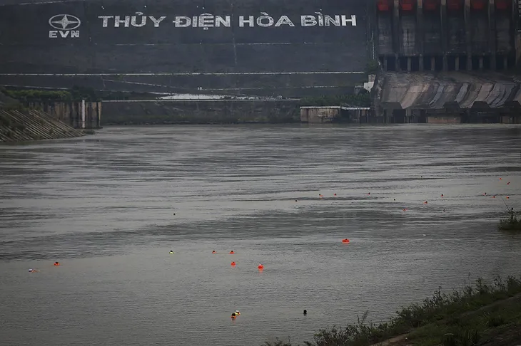 Đang trong mùa lũ, người dân Hòa Bình vẫn đua nhau tắm sông Đà - Ảnh 1. Đang trong mùa lũ, người dân Hòa Bình vẫn đua nhau tắm sông Đà - Ảnh 1.