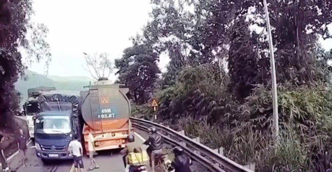 Vượt ẩu tại khúc cua, ẩu đả trên đèo Bảo Lộc - Ảnh 1. Vượt ẩu tại khúc cua, ẩu đả trên đèo Bảo Lộc - Ảnh 1.