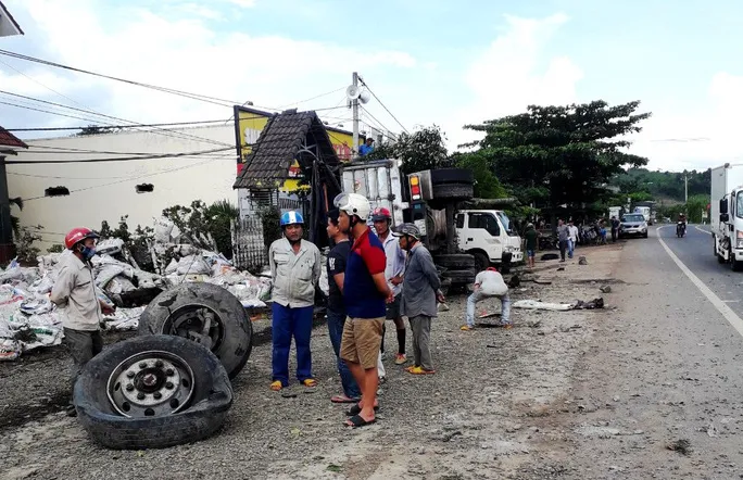 Xe tải lao vào nhà dân, tông người đứng trên vỉa hè tử vong tại chỗ - Ảnh 1. Xe tải lao vào nhà dân, tông người đứng trên vỉa hè tử vong tại chỗ - Ảnh 1.