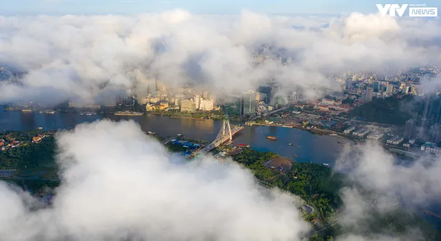 Khoảnh khắc TP Hồ Chí Minh mờ ảo chìm trong biển mây - Ảnh 4. Khoảnh khắc TP Hồ Chí Minh mờ ảo chìm trong biển mây - Ảnh 4.