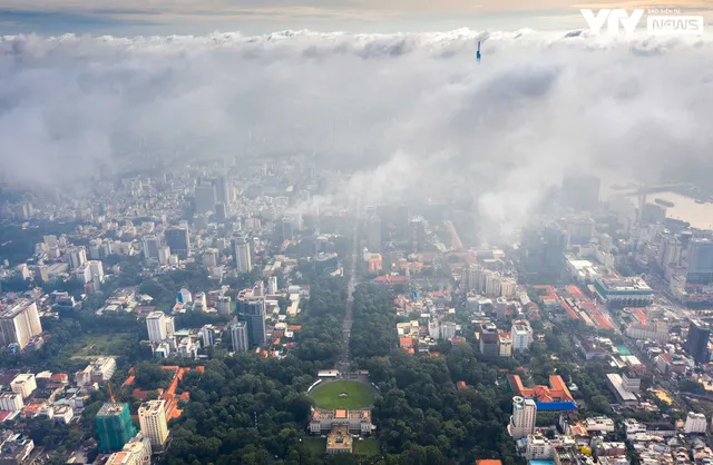 Khoảnh khắc TP Hồ Chí Minh mờ ảo chìm trong biển mây - Ảnh 9. Khoảnh khắc TP Hồ Chí Minh mờ ảo chìm trong biển mây - Ảnh 9.