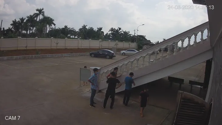 Bị cáo mang thuốc trừ sâu đến trụ sở tòa án gây rối, hù dọa thẩm phán - Ảnh 1. Bị cáo mang thuốc trừ sâu đến trụ sở tòa án gây rối, hù dọa thẩm phán - Ảnh 1.