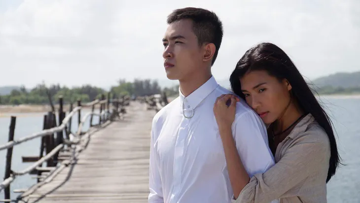 Đọ vẻ điển trai của hai nam chính trong phim Cát đỏ - Ảnh 1. Đọ vẻ điển trai của hai nam chính trong phim Cát đỏ - Ảnh 1.