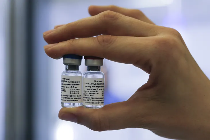Belarus sẽ là nước đầu tiên nhận vaccine COVID-19 của Nga - Ảnh 1. Belarus sẽ là nước đầu tiên nhận vaccine COVID-19 của Nga - Ảnh 1.