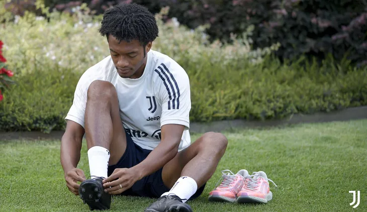 HLV Pirlo cực ngầu trong buổi tập đầu tiên cùng các học trò tại Juventus - Ảnh 7. HLV Pirlo cực ngầu trong buổi tập đầu tiên cùng các học trò tại Juventus - Ảnh 7.