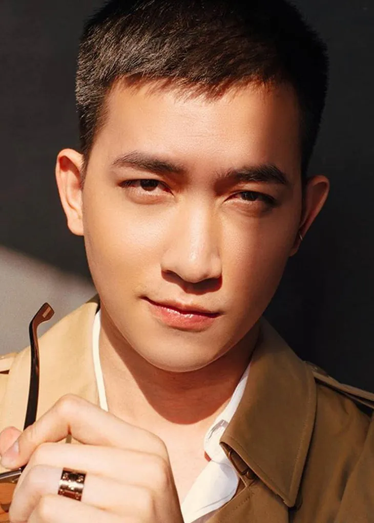 Đọ vẻ điển trai của hai nam chính trong phim Cát đỏ - Ảnh 5. Đọ vẻ điển trai của hai nam chính trong phim Cát đỏ - Ảnh 5.