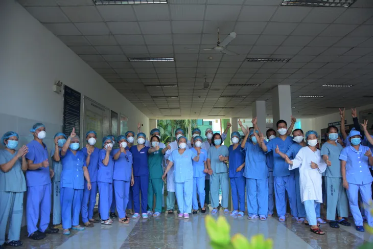 Xúc động thời khắc dỡ phong tỏa Bệnh viện Đà Nẵng - Ảnh 2. Xúc động thời khắc dỡ phong tỏa Bệnh viện Đà Nẵng - Ảnh 2.