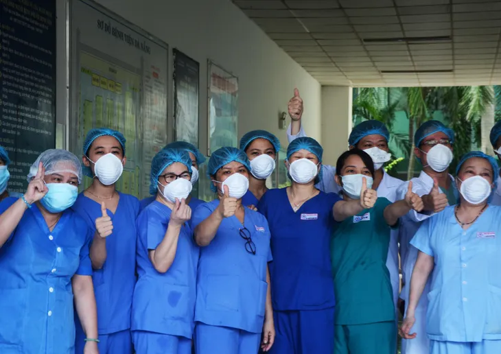 Xúc động thời khắc dỡ phong tỏa Bệnh viện Đà Nẵng - Ảnh 3. Xúc động thời khắc dỡ phong tỏa Bệnh viện Đà Nẵng - Ảnh 3.