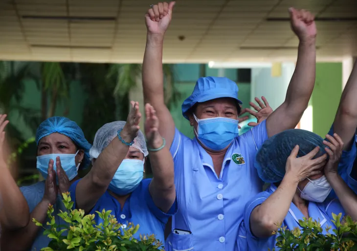 Xúc động thời khắc dỡ phong tỏa Bệnh viện Đà Nẵng - Ảnh 4. Xúc động thời khắc dỡ phong tỏa Bệnh viện Đà Nẵng - Ảnh 4.