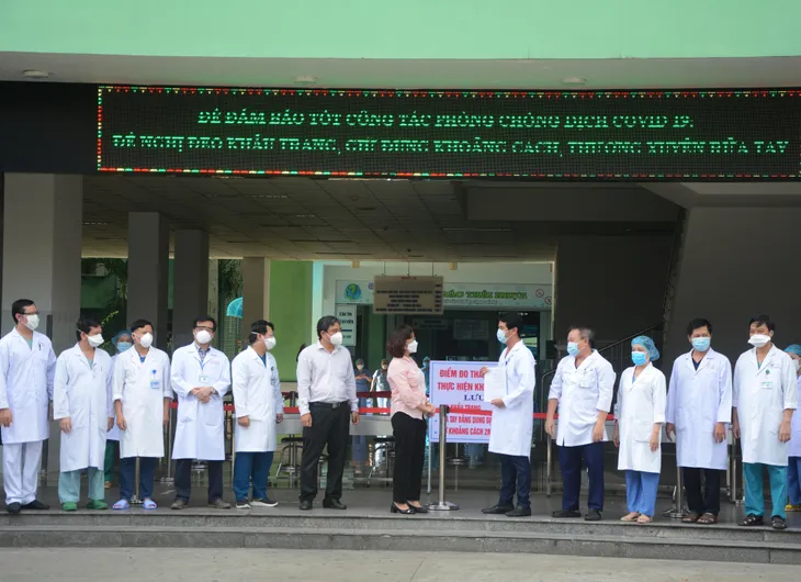 Xúc động thời khắc dỡ phong tỏa Bệnh viện Đà Nẵng - Ảnh 7. Xúc động thời khắc dỡ phong tỏa Bệnh viện Đà Nẵng - Ảnh 7.