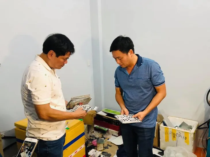 Triệt phá đường dây làm giấy tờ giả khủng từ con dấu, biển xe đến thẻ nhà báo - Ảnh 3. Triệt phá đường dây làm giấy tờ giả khủng từ con dấu, biển xe đến thẻ nhà báo - Ảnh 3.