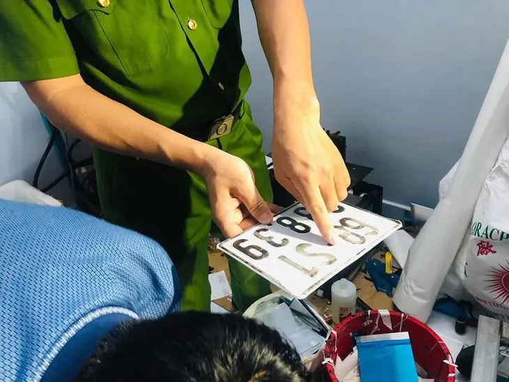 Triệt phá đường dây làm giấy tờ giả khủng từ con dấu, biển xe đến thẻ nhà báo - Ảnh 5. Triệt phá đường dây làm giấy tờ giả khủng từ con dấu, biển xe đến thẻ nhà báo - Ảnh 5.