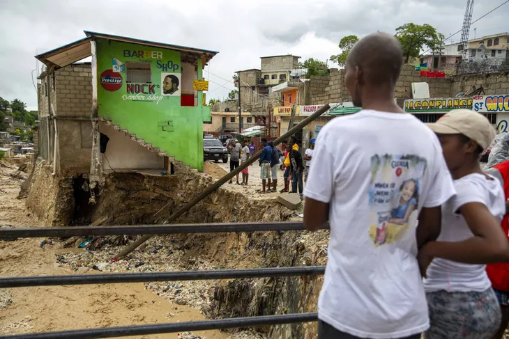Bão Laura càn quét Haiti, Dominica và Puerto Rico khiến hàng chục người thiệt mạng - Ảnh 2. Bão Laura càn quét Haiti, Dominica và Puerto Rico khiến hàng chục người thiệt mạng - Ảnh 2.