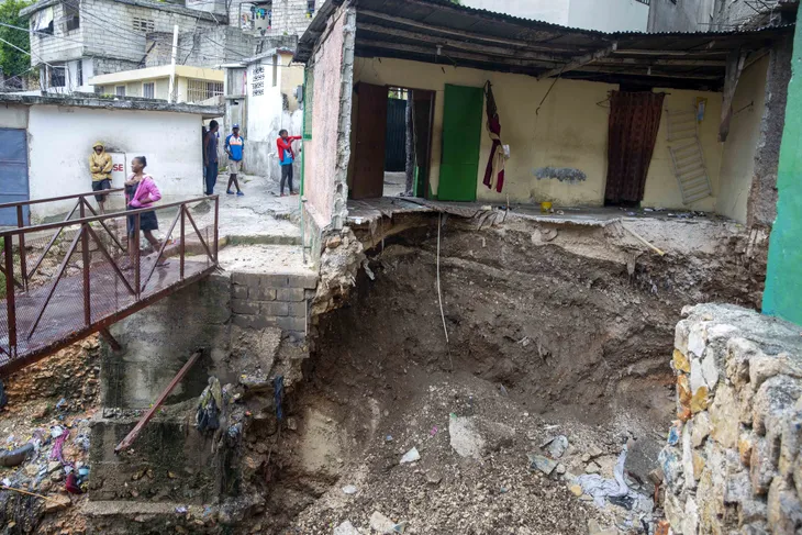 Bão Laura càn quét Haiti, Dominica và Puerto Rico khiến hàng chục người thiệt mạng - Ảnh 1. Bão Laura càn quét Haiti, Dominica và Puerto Rico khiến hàng chục người thiệt mạng - Ảnh 1.